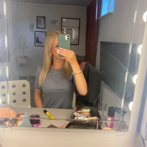 Silvrig Weekday tröja - Säljer denna pga av att den inte kommer till användning. Tröjan ä grågrittrig i tyget🩶🩶pris kan diskuteras  Kunden står även för frakt🤍🤍