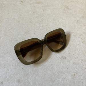 Säljer mina gröna Chimi solglasögon i modellen 108 som inte längre finns på hemsidan. Använda ett fåtal gånger så i bra skick! Fodral kommer med! 🤍