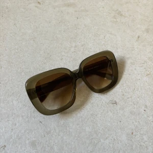 CHIMI solglasögon - Säljer mina gröna Chimi solglasögon i modellen 108 som inte längre finns på hemsidan. Använda ett fåtal gånger så i bra skick! Fodral kommer med! 🤍