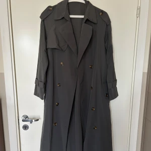 Trenchcoat - Trenchcoat ifrån Prettylittlething, strl S . Super fin!!