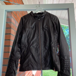 Brun skinnjacka  - Storlek S/M 