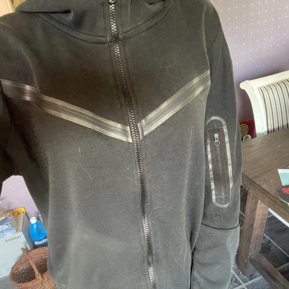 Säljer min nike tech för jag har tröttnat på den, den e XL barn storlek så skulle säga den är en Small. Igga allt katthår på den kommer ju såklart tvätta den om någon köper:). Neuletakit & Villapaidat.