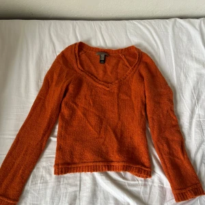 Stickad tröja - Jättefin stickad tröja i en orange färg. Vet ej vart den är ifrån då det va min mammas gamla. Superskönt material. Det är bara att skriva för fler bilder eller om ni undrar något 💕