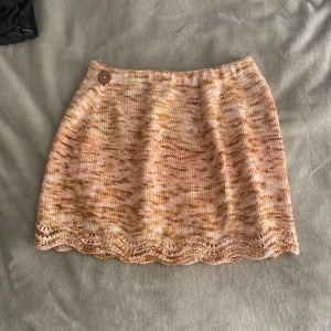 Stickad kjol - köpt second hand🧡🩷 den är lite mer orange i verkligheten än vad den e på bilden