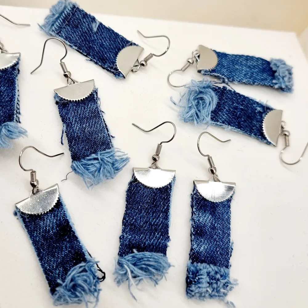 Handgjorda örhängen●Följ :@ekjewelryofficial🤲 ● 💎Material- zinklegeringar, textil ●Örhängeskrokar -rostfritt stål. Nickel fri. Längd -6cm. Köp för 20kr/paret. Asusteet.