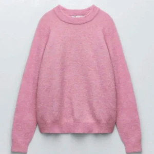 Stickad tröja - Hej! Säljer denna super fina stickade tröjan ifrån Zara. Säljer då den inte används. Smått nopprig men annars super fin!!🩷🌸