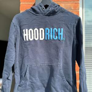 En riktig go hoodrich hoodie i blå färg, köpt i England på JD sport ✔️. Kondition är 9/10, och är perfekt för skol starten. Priset kan alltid diskuteras ✔️😘