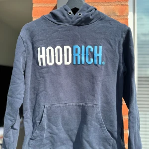 Hoodrich - En riktig go hoodrich hoodie i blå färg, köpt i England på JD sport ✔️. Kondition är 9/10, och är perfekt för skol starten. Priset kan alltid diskuteras ✔️😘