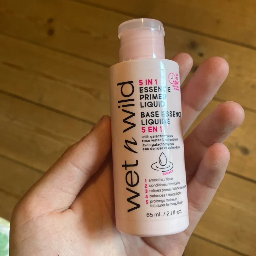 Bra primer från wet n wild som gör huden väldigt slät och glowy. Jag skulle tippa på att det är ungefär 90 % kvar. Inköpspris 169kr.. Skönhet.