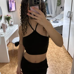 svart topp - väldigt söt topp, använd 2 gånger, är i väldigt vra skick. 