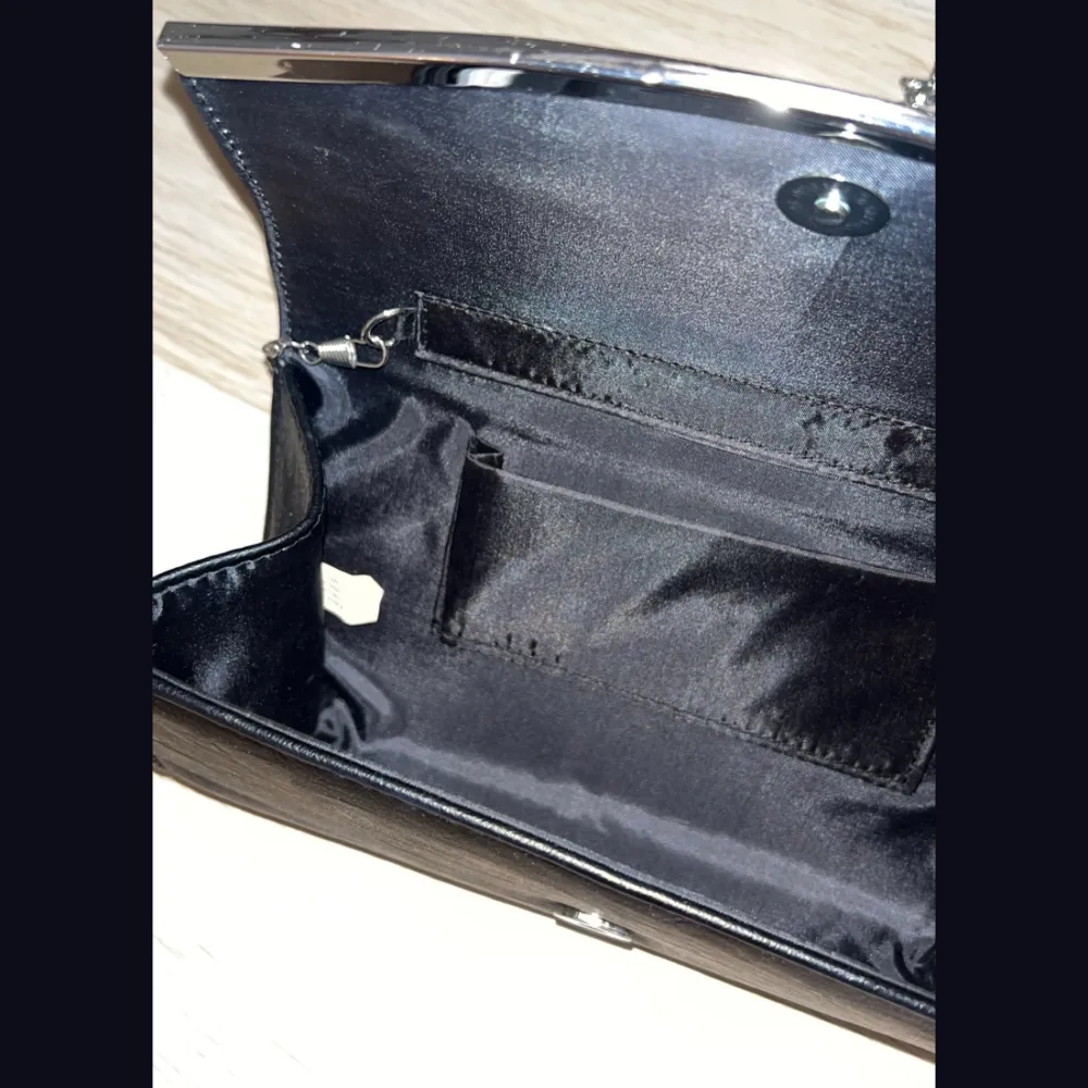 svart handväska, bra skick, används inte ofta,  Storlek: 12cm hög, 23cm bred,  kedjan: 112 cm lång. Väskor.