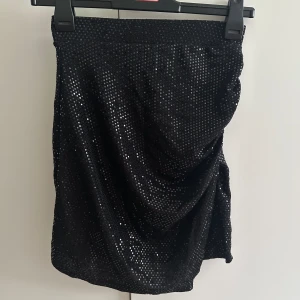 Svart paljettklänning  - Helt ny