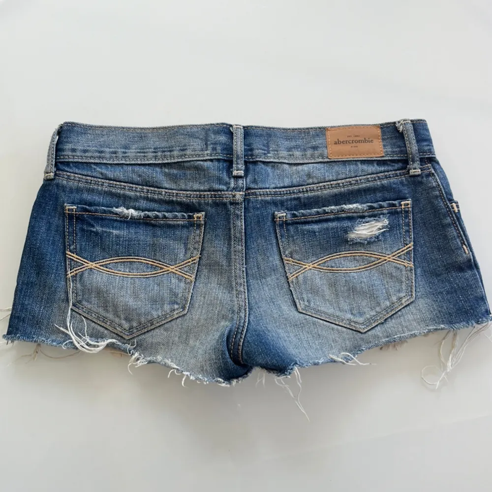 Säljer dessa lågmidjade jeansshorts med broderier på fickorna. Midjemått: 75cm. Har du någon fråga är det bara att höra av dig🫶🏻. Shorts.