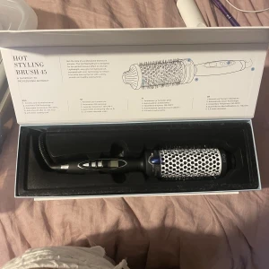 Värmeborste  - Säljer min värmeborste ifrån cera i den stora storleken. Den är använd men i jätte fint skick. Jag är super nöjd med den, håret blir så bra. Jag köpte den är ett halvårsen för 699kr och säljer nu för 300kr💗Skriv för fler bilder eller om du har frågor