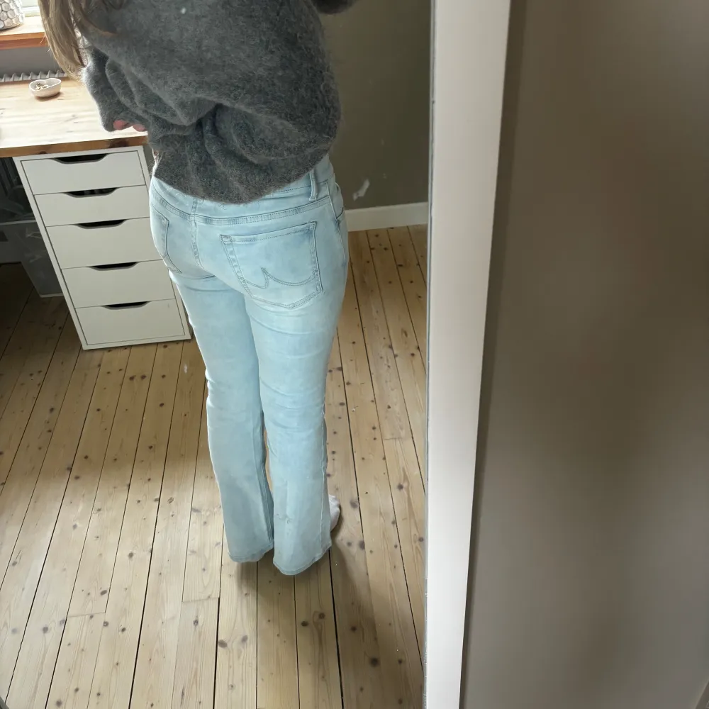 Slutsålda lågmidjade jeans från LTB, ljusblå flared i modellen ROXY. Köpta för 859, fof i nyskick, sänder dirket för 450. Går att diskutera, hör även av er för med info/bilder!. Jeans & Byxor.