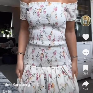 Trendig Klänning - Supersnygg och slutsålda klänning från h&m. Storlek L men skulle säga att den passar s-L eftersom den ör så stretchig💞