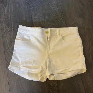 Vita stretchiga shorts från hm, bra skick, storlek 34