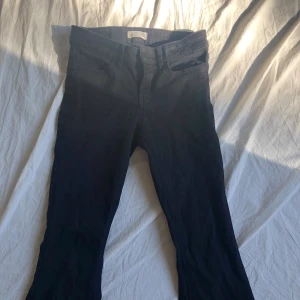Svarta bootcut jeans !  - Svarta jeans ifrån Lindex !! Säljer för att jag har växt ur dom . Vanliga fickor där bak . Använd cirka 4 gånger .