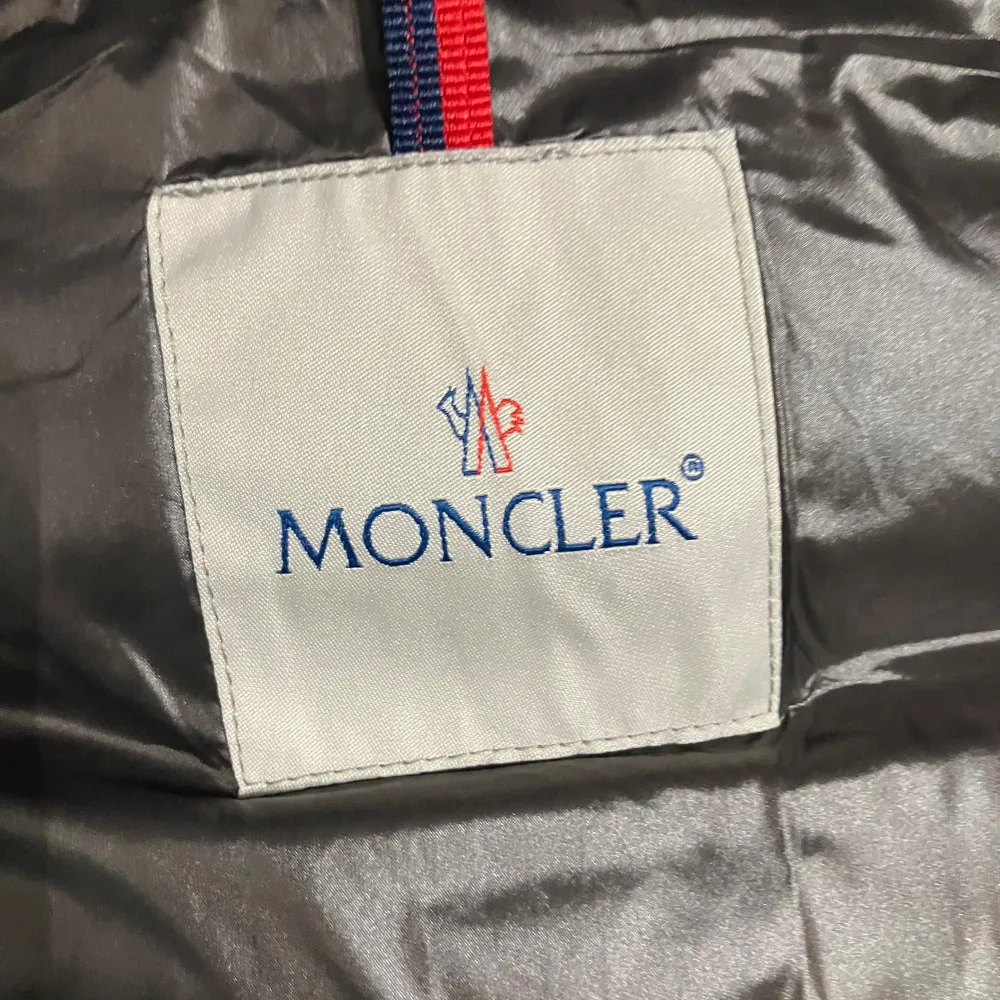 Moncler Maya that has been used but still in good condition,will be shipped or brought to the costumer in it’s original container.. Jackor.