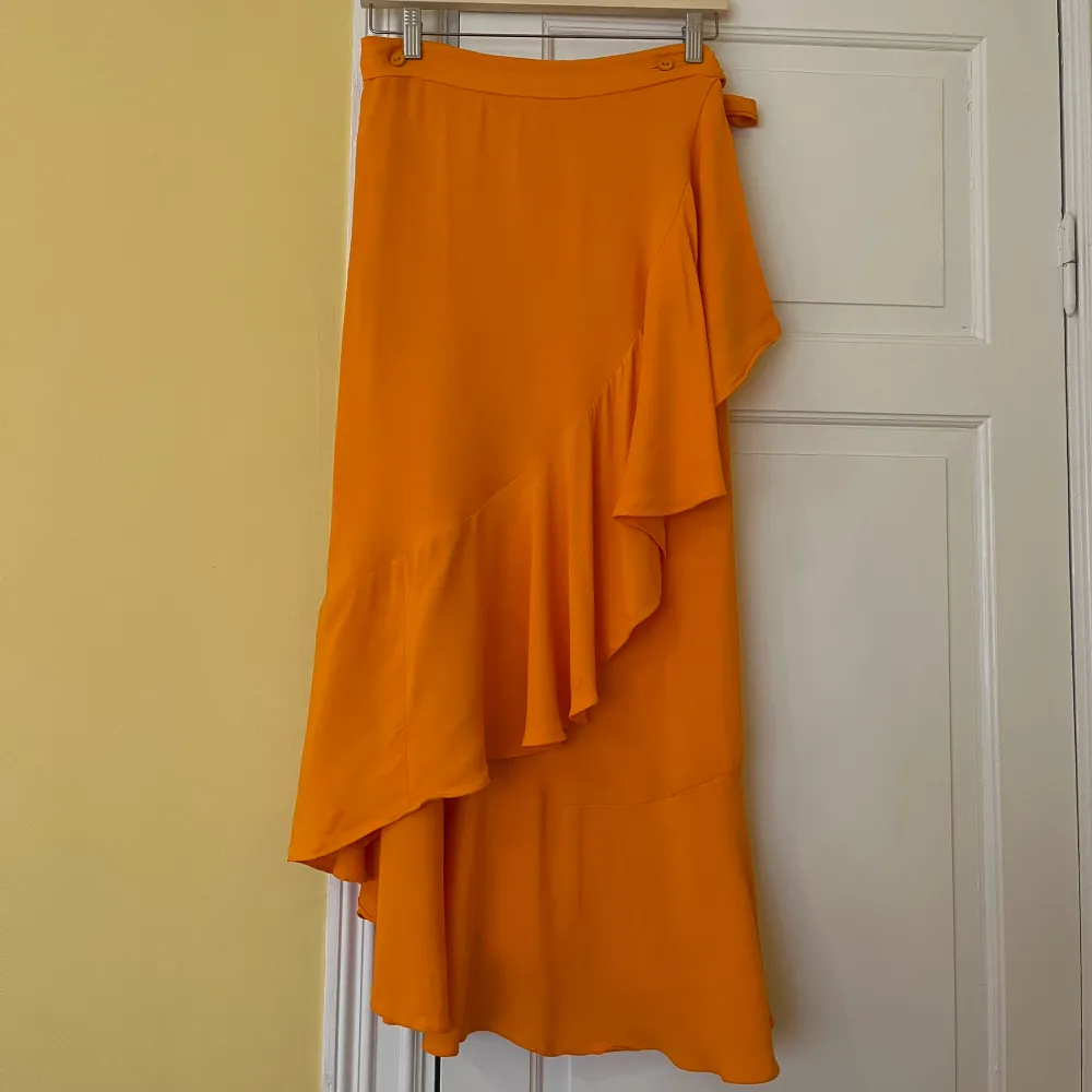 Klassiska omlottkjolen i Orange Stl XS men passar mig som är S-M i vanliga fall, då den har två knappar i midjan!🌸. Kjolar.