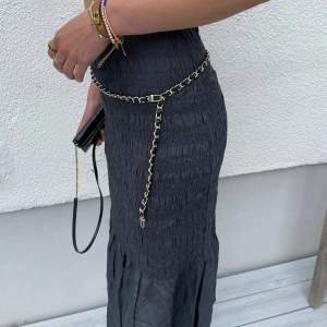 Grå H&M kjol i silkesblandning med resår och volang nedtill🤍 Storlek 36, sitter bra på mig som har S. (Finns fler produktbilder vid intresse)