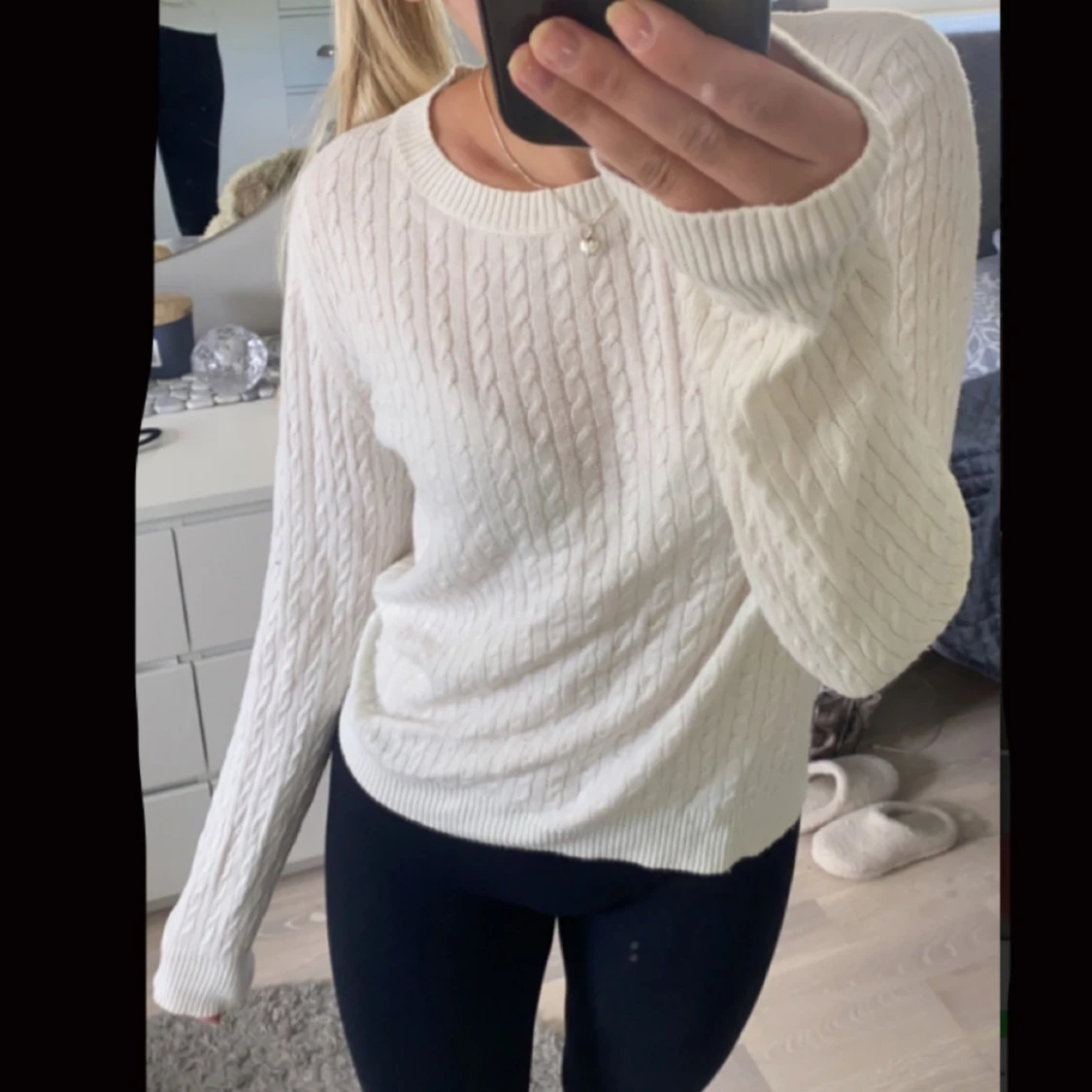 Vit kabelstickad tröja