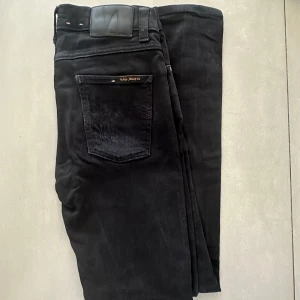nudie jeans - ett par svarta nudie jeans i modellen lean dean ( slimfit)!  hör av er vid frågor&bilder!🙌🏽