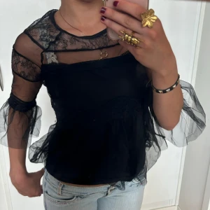 Mesh blus - Så fin blus med spets och mesh! Jag är 168 och det är mina bilder , köp via köp nu direkt eller Swish, kvar tills markerad som såld ❤️