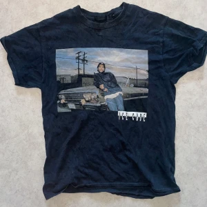 Ice cube graphic tee - Sjukt snygg ice cube graphic tee. Tröjan är i en ”washed black” färg vilket ger den en mer vintage känsla. Frågor? Skriv i DM. 🤙