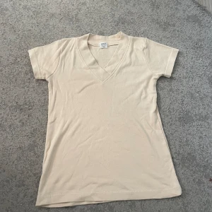 Tröja - Super fin basic beige t-shirt man kan klä upp med fina smycken och någon fin väska!! skriv för fler bilder💞😚
