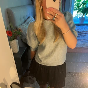 Stickad t-shirt - Mintgrön stickad t-shirt, färgen framgår inte riktigt på bilderna! Super fin tröja, kontakta mig för fler bilder 💚