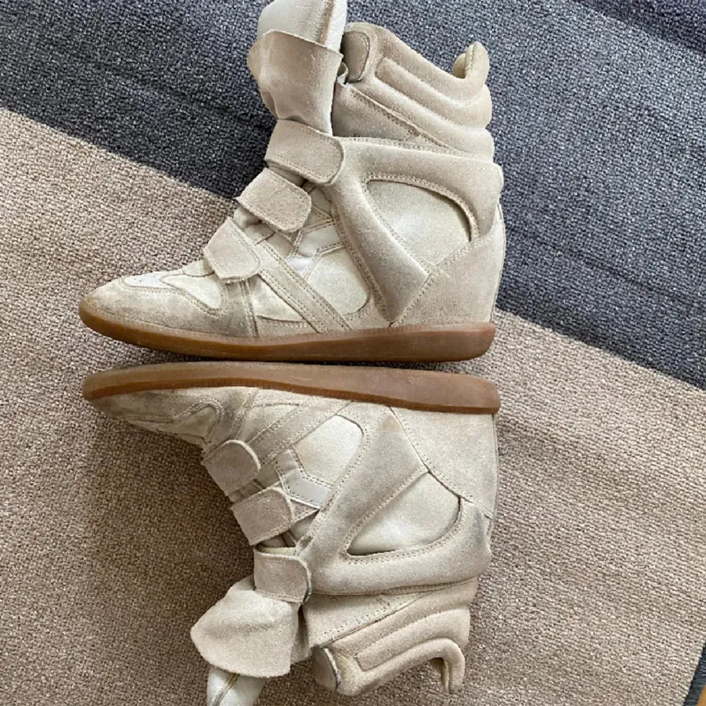 Hejj! Säljer mina isabel marant skor i beige då dom inte kommer till användning. Dem är i stl 40 men skulle säga att dem passar 39-40. De är i fint skick utöver det som syns på bilderna🌼. Skor.