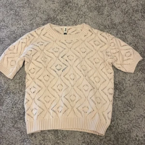 Snygg tröja  - Säljer min fina tröja som jag köpt utomlands, aldrig använd . Nypris 200kr