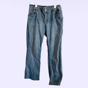 jeans  - fina blåa jeans köpta secondhand. knappt använda! 