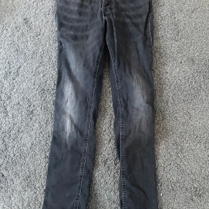 Jack&jones jeans - Säljer dessa Jack and Jones jeansen i modellen slim fit Glenn i färgen svart. De är i bra skick och sparsamt använda.
