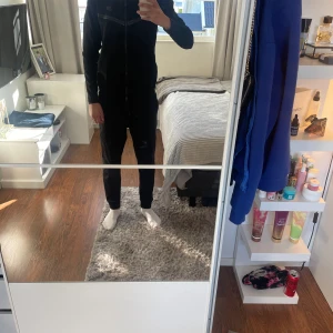 Svart nike tech tracksuit  - Svart nike tech, i storlek M. Den är inte använd så mycket och kläderna är i bra kvalitet. Inga defekter eller hål. 