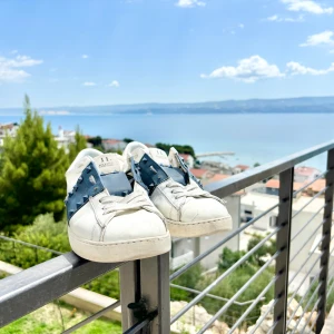 Valentino Garavani Rockstud - Hej, säljer nu mina valentino rockstuds i storlek 44 custom made i Italien. Skornas skick 8/10 med några saknande nitar. Låda + dustbag följes med. Köpare står för frakt (står inte för postens slarv). 