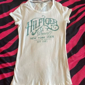 Tommy hilfiger tröja  - Köpte från plick super fin känt material och bra skick men använder aldrig dock❤️