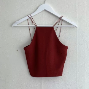 Vinröd crop top - Två spagettiband per sida.