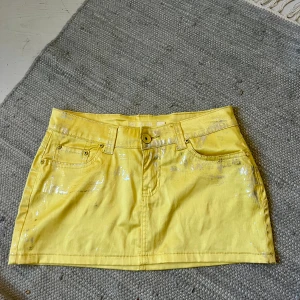 Gul kjol - Lågmidjad gul kjol med silver detaljer 