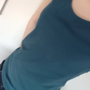 Mörkblå t-shirt  - Åtsittande t-shirt som passar perfekt till ett par jeansshorts nu i sommar🍓💕💗