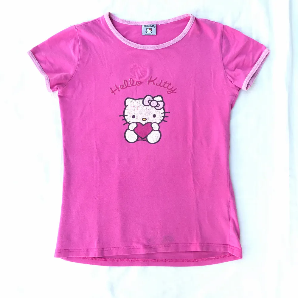 så söt vintage Hello Kitty t-shirt i super mjukt material med lite stretch 💗uppskattar till storlek xxs-xs, skick enligt bilder ✨ tröjan är nytvättad. Toppar.