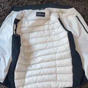 Sail-racing väst - Sail-racing väst i ny skick använt ett få tal gånger fick den för 1400 kan sälja den för 1100 kan bara mötas upp i Stockholm 