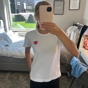 Comme Des Garcons T-shirt - Säljer min snygga Comme Des Garcons T-shirt. Köptes förra sommaren på NK, nypris 900kr, säljes för 450kr. Tröjan är varsamt använd och i bra skick. Storlek dam M, passar mig som vanligt vis är en XS/S. 