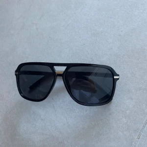 Solglasögon  - Tre oanvända solglasögon till kanon pris. Finns i olika färger