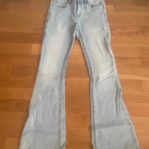 Säljer dessa jätte fina jeans pågrund av att de är för små för mig de är i väldigt fint skick som nytt! De är endast använda 2 gånger i storlek 152! De är slutsålda på Lindex hemsida så de går ej att få tag på! Ny pris 500