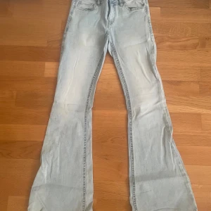 Jeans! - Säljer dessa jätte fina jeans pågrund av att de är för små för mig de är i väldigt fint skick som nytt! De är endast använda 2 gånger i storlek 152! De är slutsålda på Lindex hemsida så de går ej att få tag på! Ny pris 500