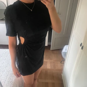 Bershka klänning - Bra skick! Jättefin och perfekt längd för en kort klänning. 