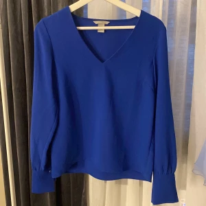 Blus - jätte söt blus från h&m i nyskick 🩵