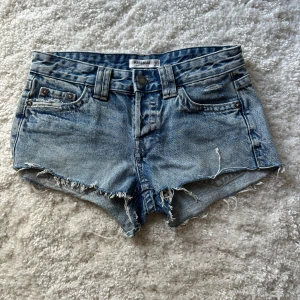 Low waist jeans-shorts   - Helt ny oanvänd jeanskjol från Pull&bear! De är low-waist och har stängda fickor där bak. Midjemått tvärsöver är ca 38 cm 💕